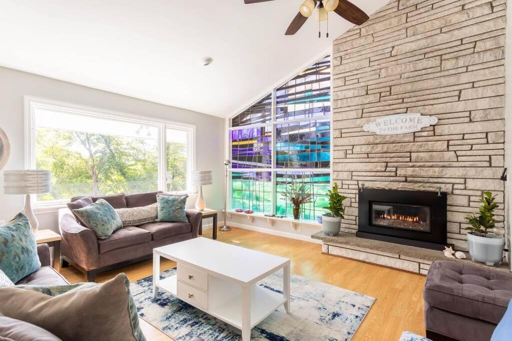 Unique Retreat With Private Patio, 4 King Beds And Bbq Villa Groton Exterior photo