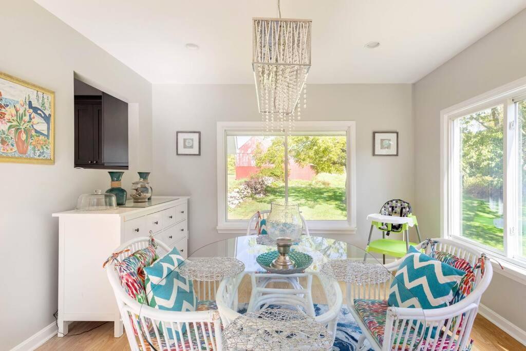 Unique Retreat With Private Patio, 4 King Beds And Bbq Villa Groton Exterior photo