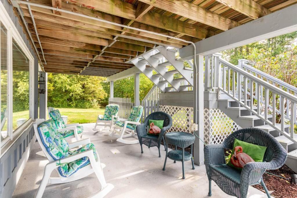 Unique Retreat With Private Patio, 4 King Beds And Bbq Villa Groton Exterior photo