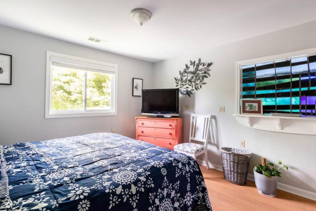 Unique Retreat With Private Patio, 4 King Beds And Bbq Villa Groton Exterior photo