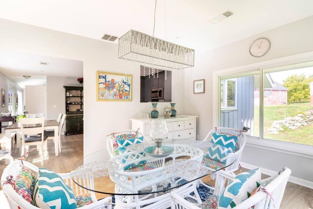 Unique Retreat With Private Patio, 4 King Beds And Bbq Villa Groton Exterior photo
