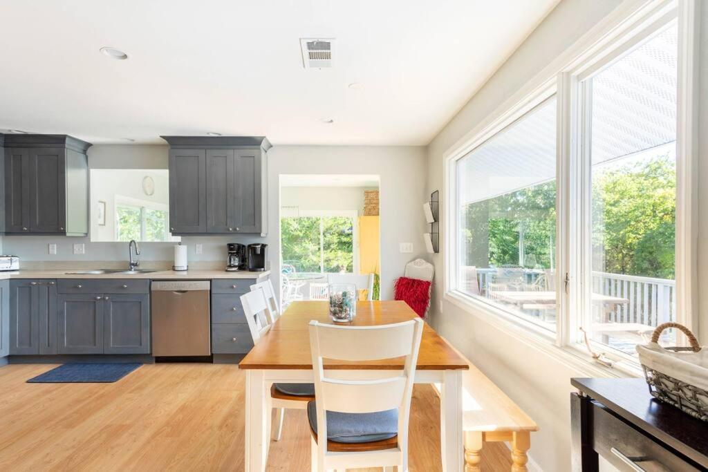 Unique Retreat With Private Patio, 4 King Beds And Bbq Villa Groton Exterior photo