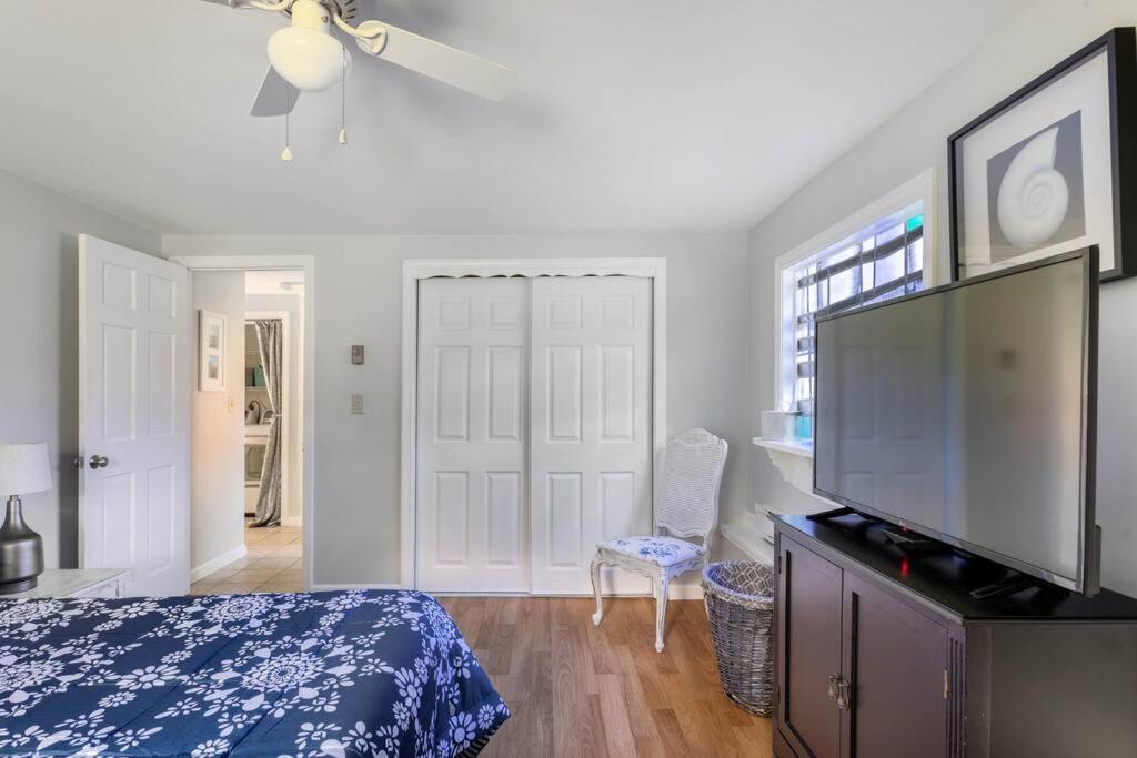 Unique Retreat With Private Patio, 4 King Beds And Bbq Villa Groton Exterior photo
