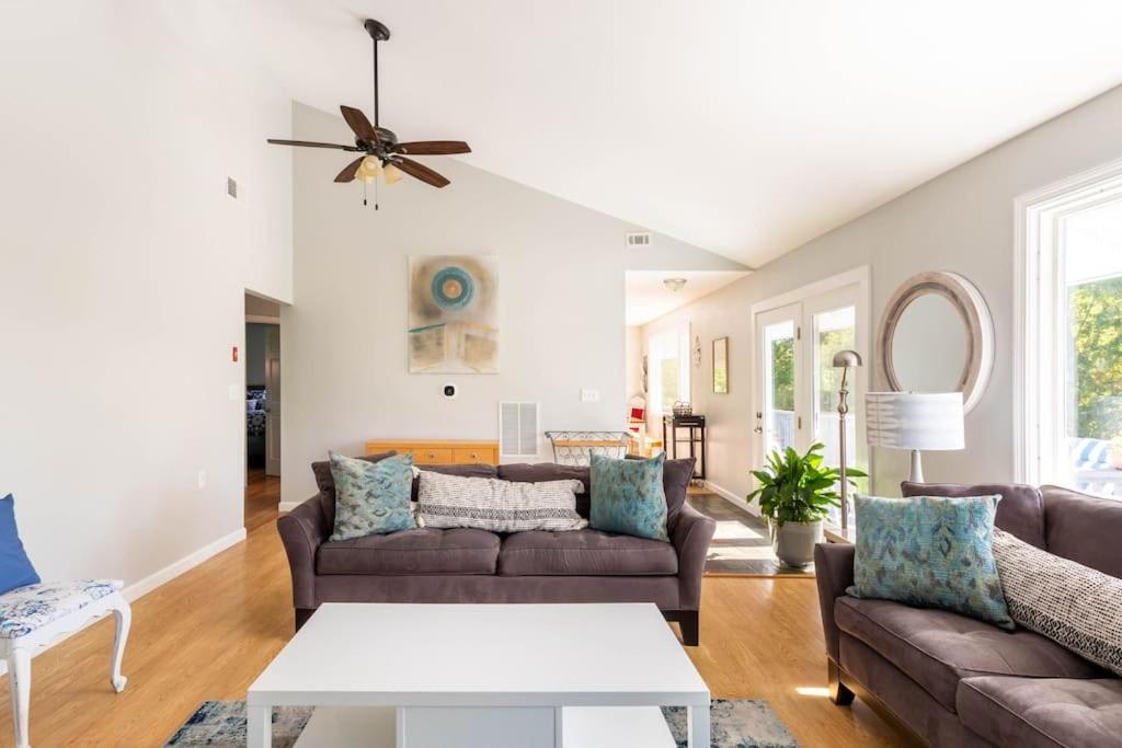 Unique Retreat With Private Patio, 4 King Beds And Bbq Villa Groton Exterior photo