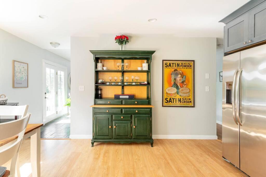 Unique Retreat With Private Patio, 4 King Beds And Bbq Villa Groton Exterior photo