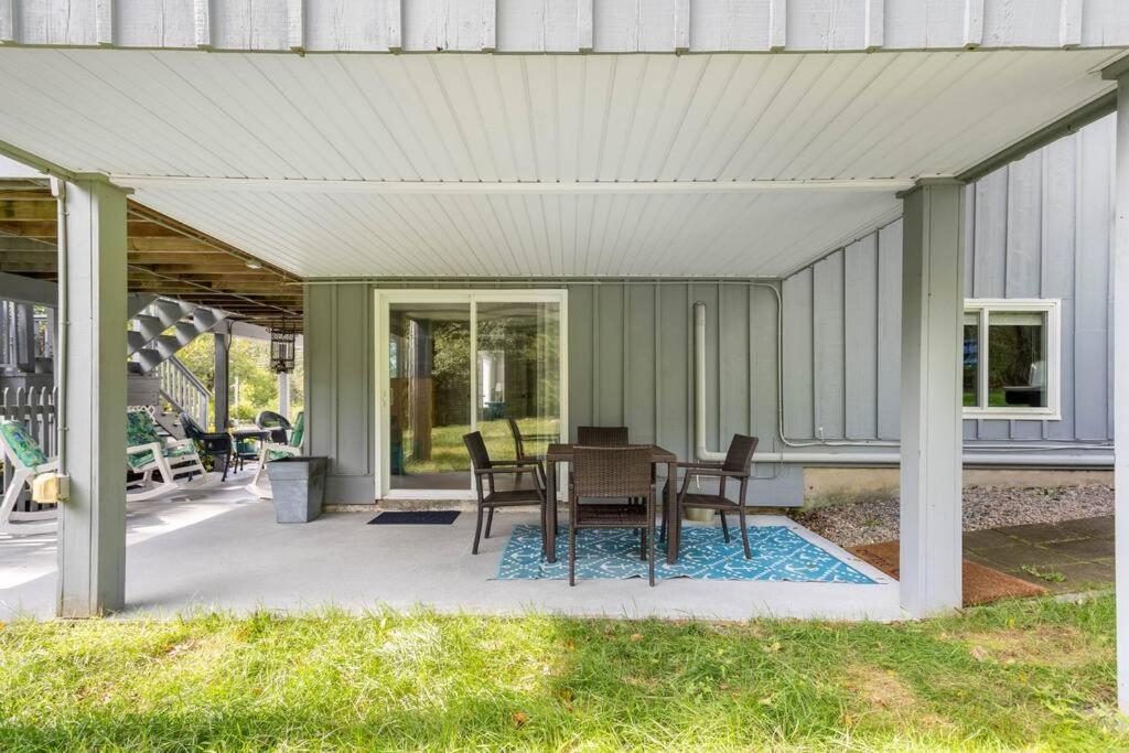 Unique Retreat With Private Patio, 4 King Beds And Bbq Villa Groton Exterior photo