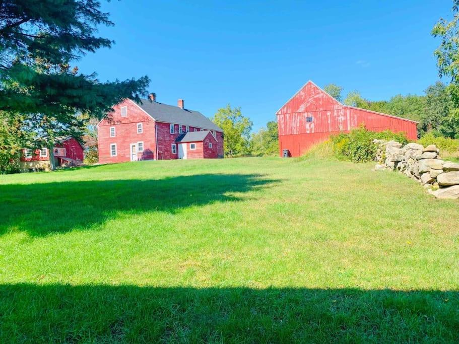 Unique Retreat With Private Patio, 4 King Beds And Bbq Villa Groton Exterior photo