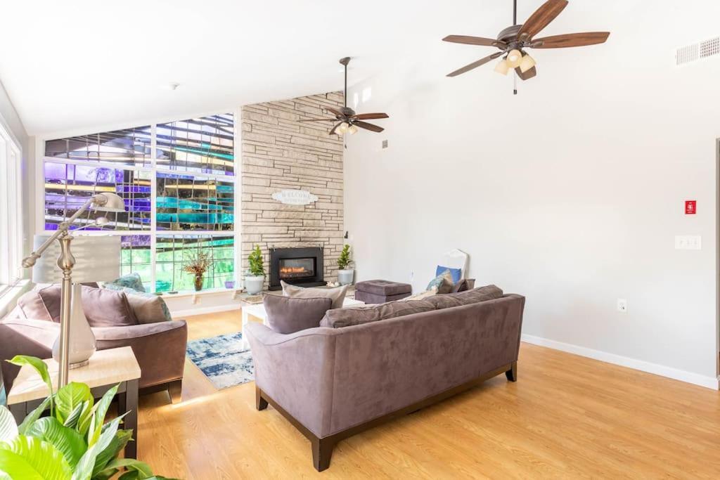 Unique Retreat With Private Patio, 4 King Beds And Bbq Villa Groton Exterior photo